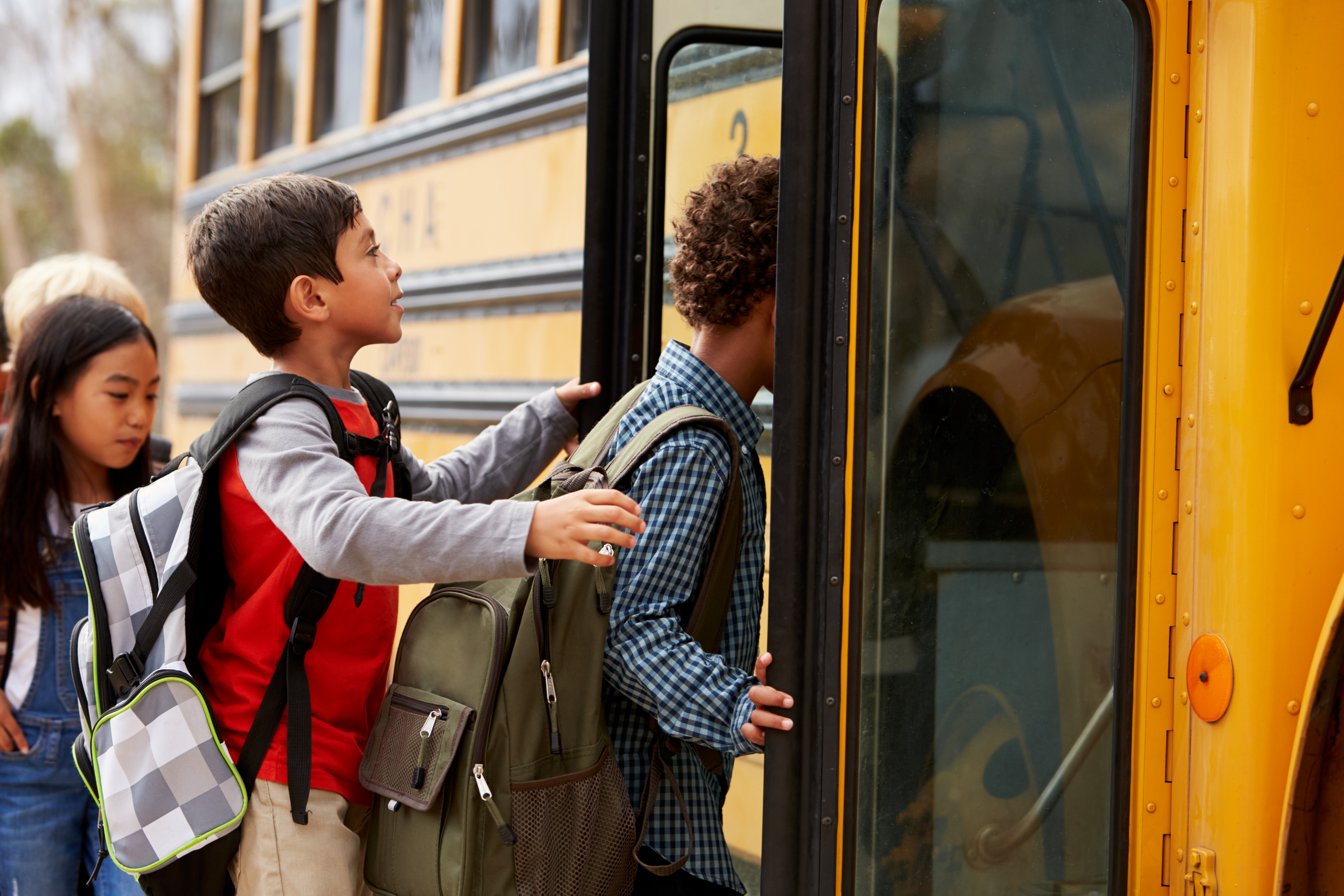 The students go home. Школьники в автобусе. Путешествие школьников. Автобус для детей. Школьники едут в автобусе.